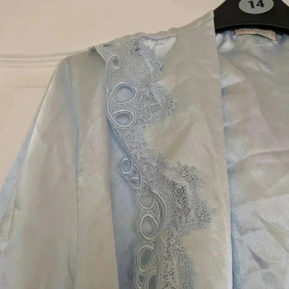 Vintage long silky robe made in Italy size medium - Picture 5 of 9